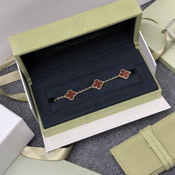 VCA Alhambra: 18K Gold + Carnelian 5-Flower Bracelet - Picture 3 of 5